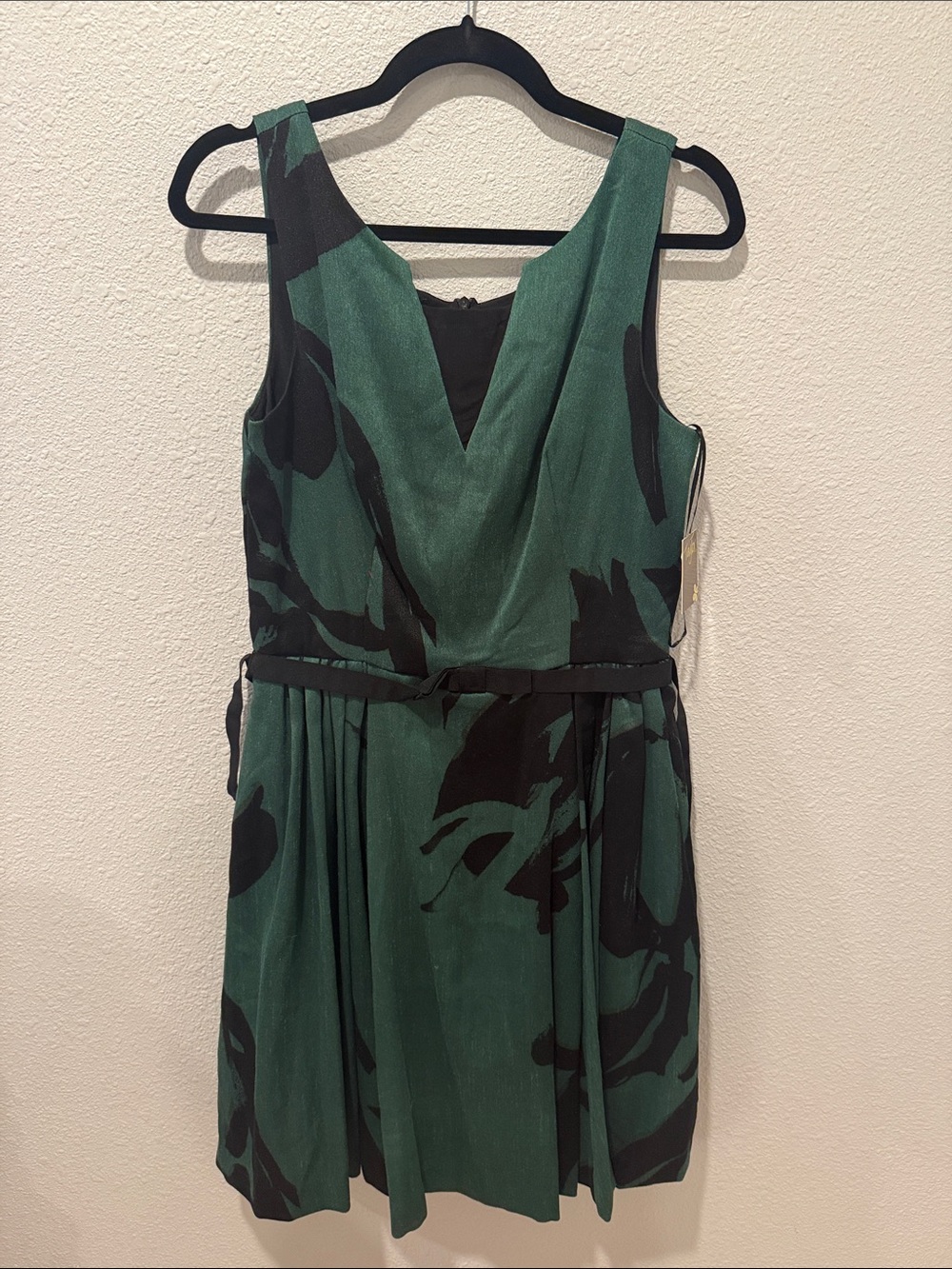 Green and Black Sleeveless V-Neck Cocktail Dress